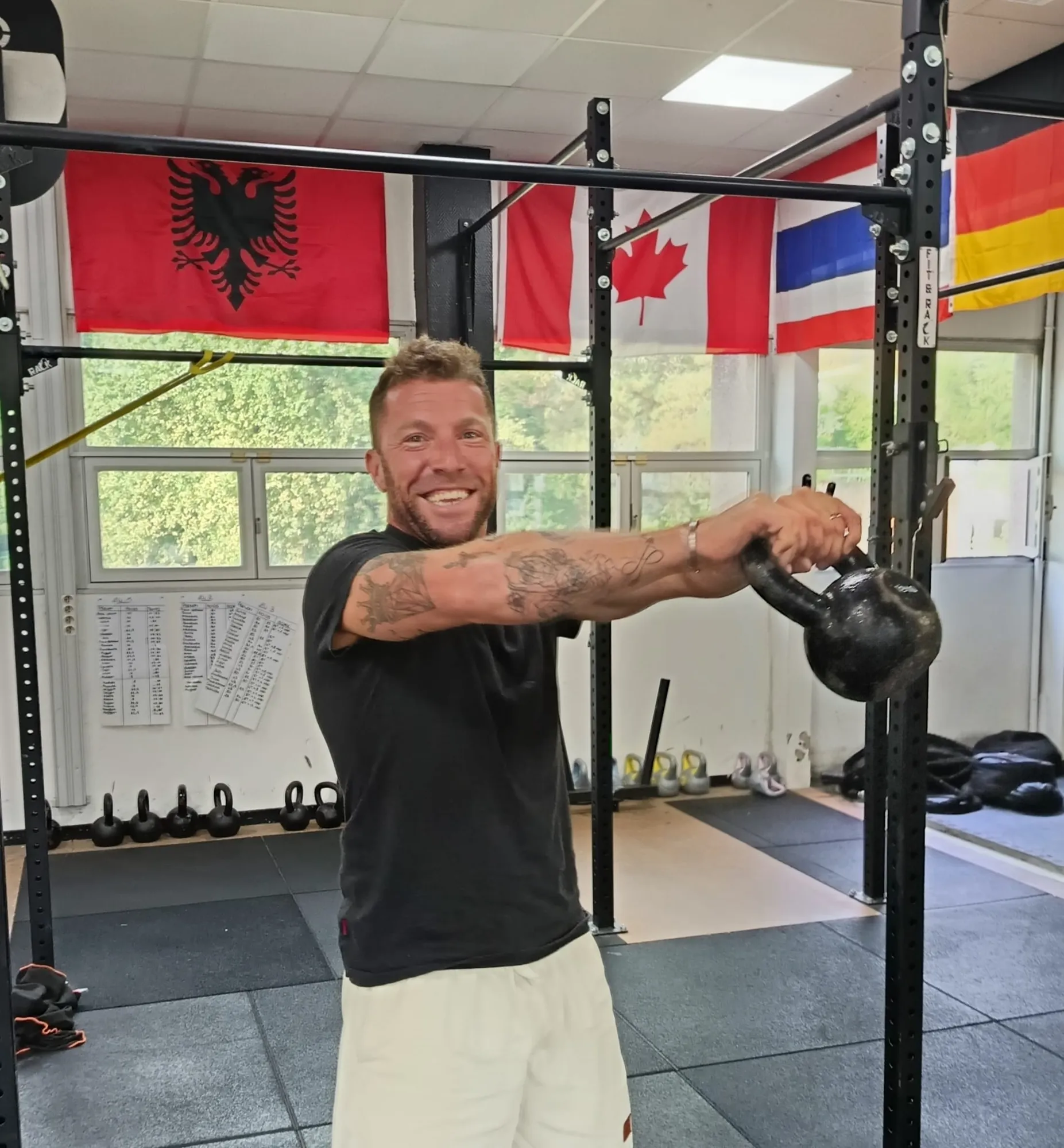 Homme kettlebell.
